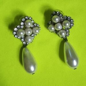 Silvertone faux pearl rhinestone dangle flower 🌸 floral post earrings